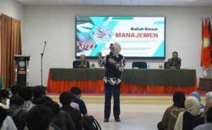 Gelar Kuliah Umum Manajemen untuk Mahasiswa Baru : Bangun Karakter, Etika, dan Kompetensi, Mengatur diri, Memberi Teladan Di Era Disrupsi